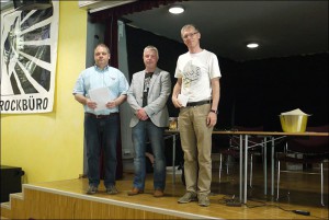 Von rechts: Turniersieger GM Felix Levin, SV Unser Fritz-Vorsitzender Martin Pohl und Schiedsrichter Frank Strozewski.